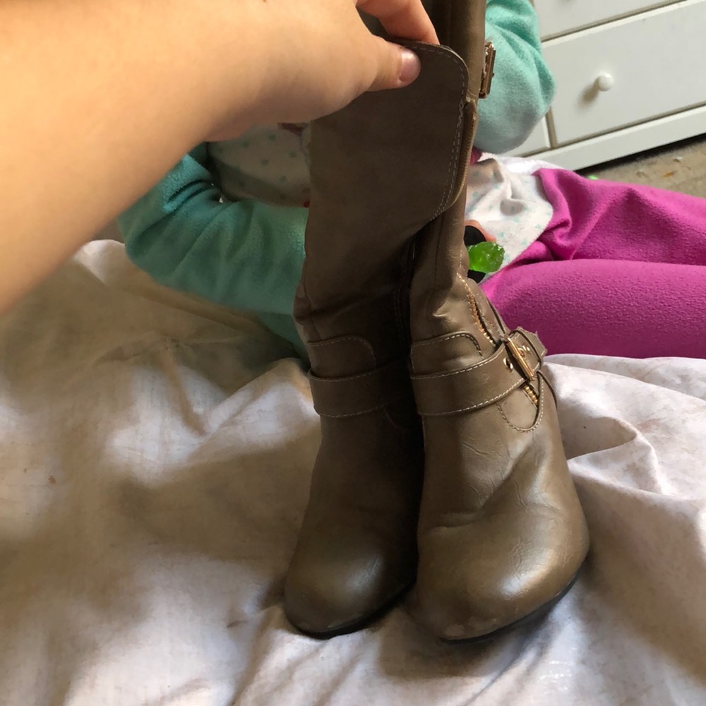 Brown high heel size 3. They have been worn before